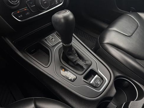 Used 2019 Jeep Cherokee Latitude Plus FWD image 16