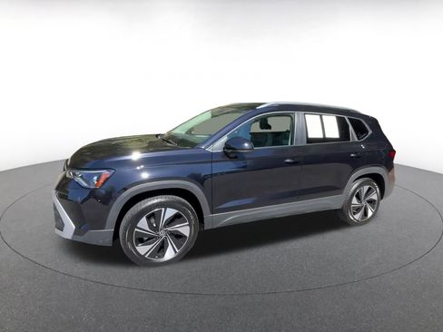 Used 2025 Volkswagen Taos SE image 7