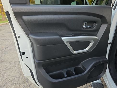Used 2016 Nissan Titan SV image 10