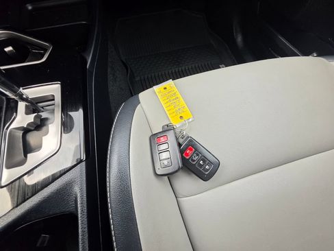 Used 2018 Toyota RAV4 Limited FWD image 22