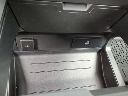 New 2025 Land Rover Defender 110 S image 18