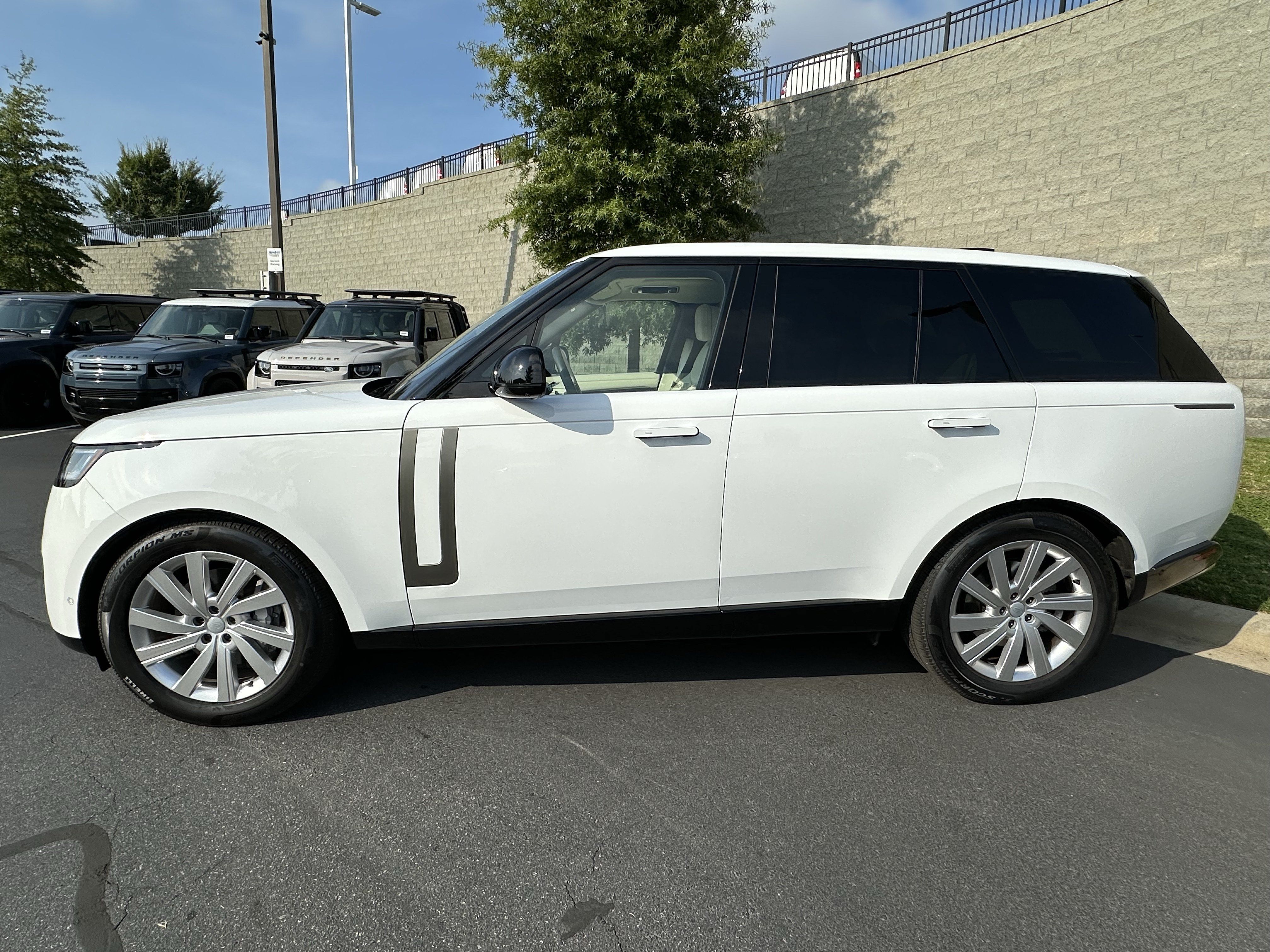 Certified 2025 Land Rover Range Rover SE AWD/4WD image 4