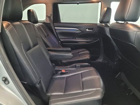 Used 2018 Toyota Highlander SE AWD/4WD image 19
