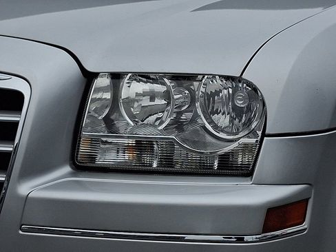 Used 2010 Chrysler 300 Touring image 12