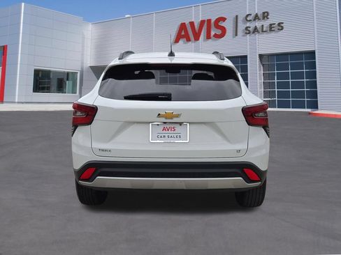 Used 2025 Chevrolet Trax LT w/ LT Convenience Package FWD image 7