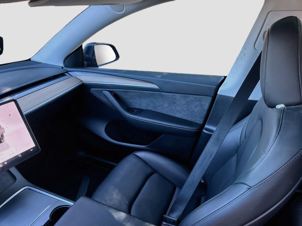 Used 2024 Tesla Model Y Long Range AWD/4WD image 23