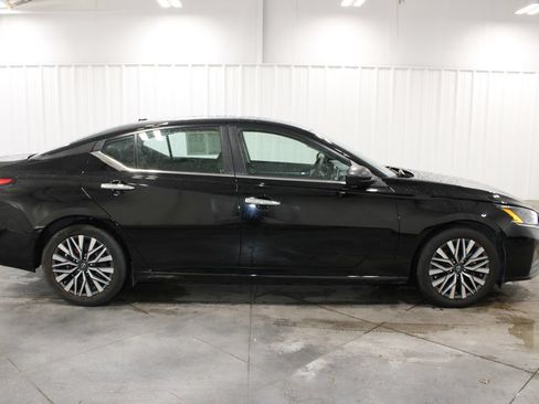 Used 2024 Nissan Altima 2.5 SV FWD image 11