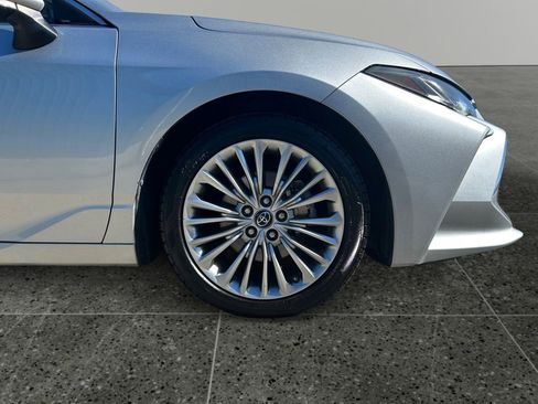 Used 2019 Toyota Avalon Limited image 9