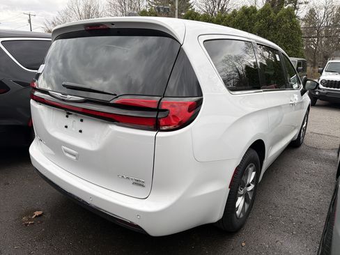 New 2026 Chrysler Pacifica Limited w/ Uconnect Theater Family Group AWD/4WD image 6