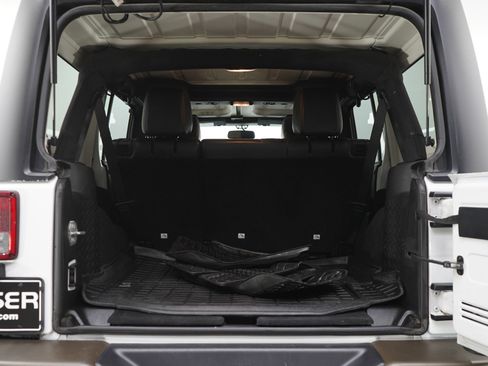 Used 2016 Jeep Wrangler Unlimited Sahara AWD/4WD image 17