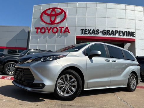 Used 2025 Toyota Sienna XLE FWD image 2