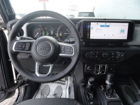 Used 2025 Jeep Wrangler Unlimited Sahara w/ Safety Group image 16