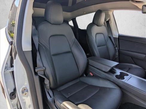 Used 2022 Tesla Model Y Long Range image 23