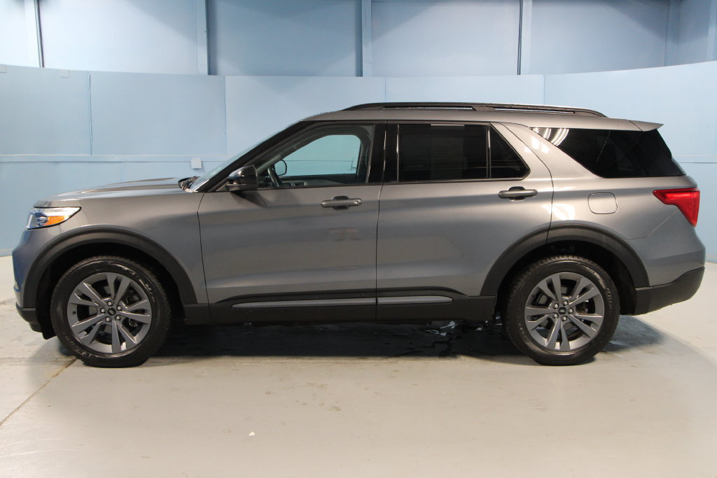 Used 2023 Ford Explorer XLT w/ Equipment Group 202A AWD/4WD image 32
