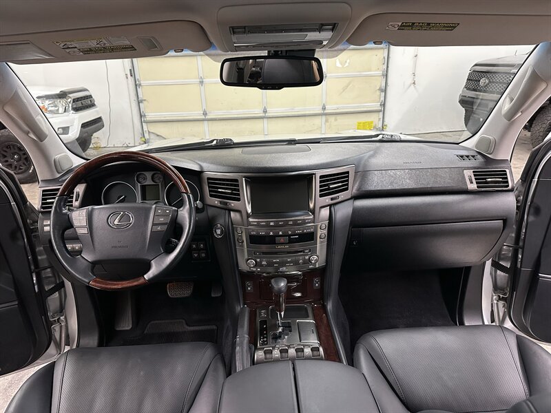 Used 2011 Lexus LX 570 4WD w/ Luxury Pkg image 18