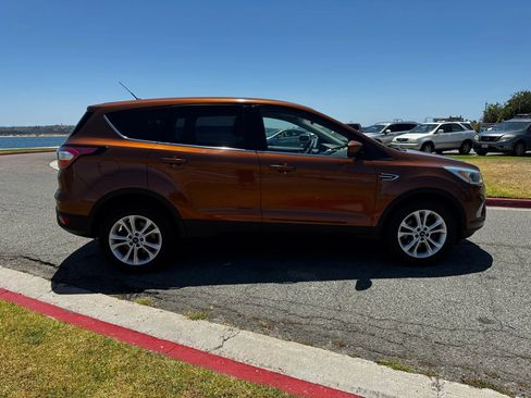 Used 2017 Ford Escape SE FWD image 2