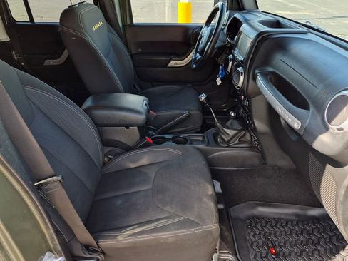 Used 2016 Jeep Wrangler Unlimited Sahara w/ Connectivity Group image 13