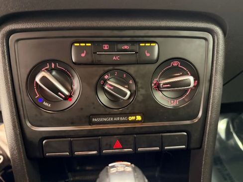 Used 2014 Volkswagen Beetle TDI image 21