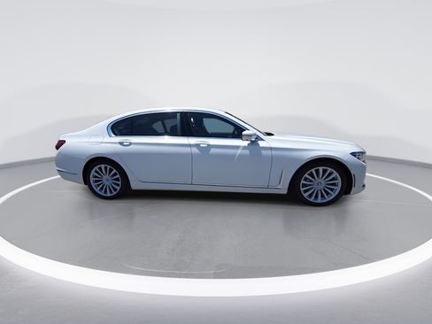 Used 2022 BMW 740i w/ Premium Package RWD image 9