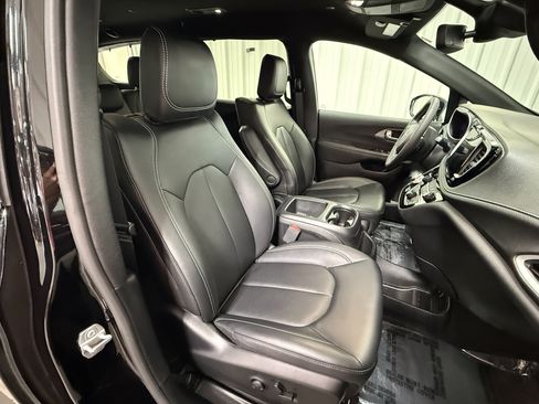 Used 2025 Chrysler Pacifica Select w/ Uconnect Theater Family Group FWD image 10