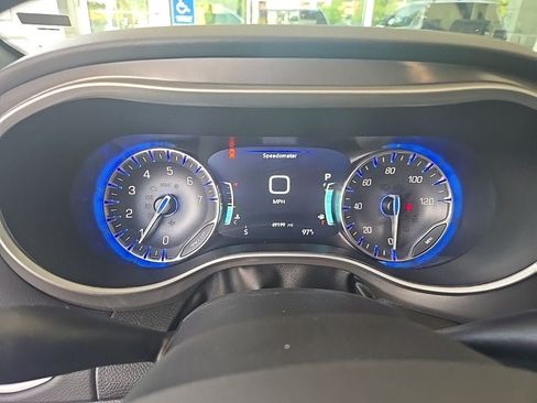 Used 2025 Chrysler Pacifica Select FWD image 5