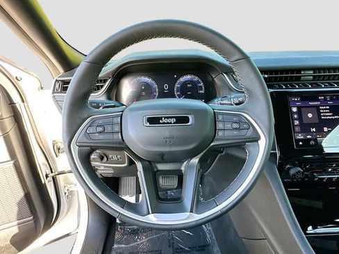 Used 2024 Jeep Grand Cherokee Altitude image 11