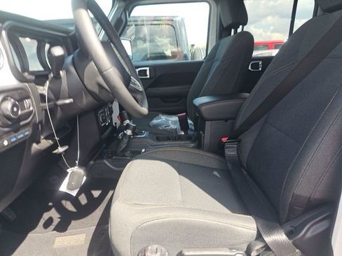 Used 2025 Jeep Wrangler Unlimited Sahara AWD/4WD image 9