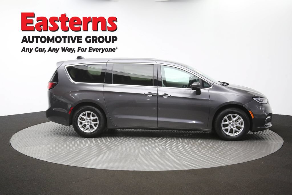 Used 2023 Chrysler Pacifica Touring-L FWD image 47