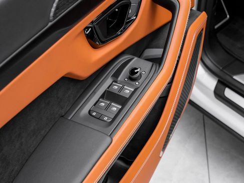 Used 2025 Lamborghini Urus SE image 48