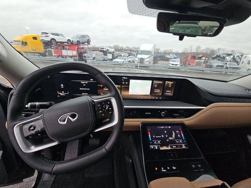 Used 2025 INFINITI QX80 Sensory image 6