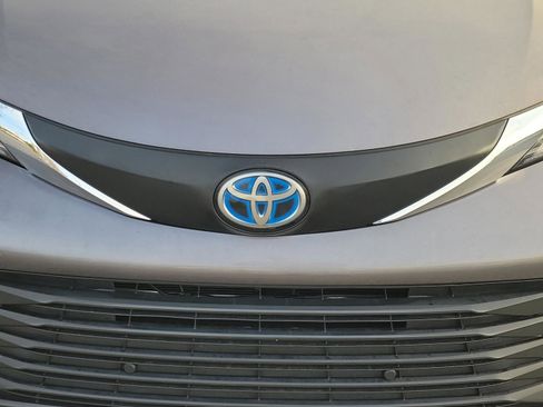 Used 2024 Toyota Sienna XLE image 11