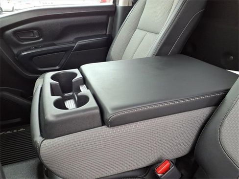Used 2018 Nissan Titan S image 16