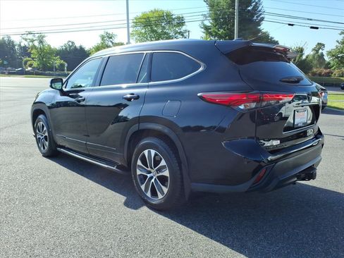Used 2021 Toyota Highlander XLE AWD/4WD image 12