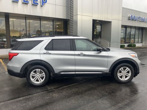Used 2020 Ford Explorer XLT w/ Equipment Group 202A AWD/4WD image 8