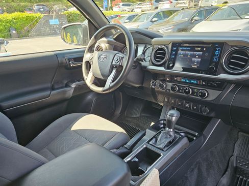 Used 2017 Toyota Tacoma TRD Off-Road w/ Premium & Technology Package AWD/4WD image 10