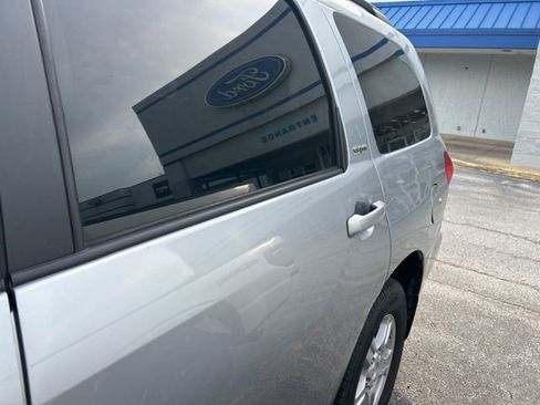 Used 2016 Toyota Sequoia SR5 image 3