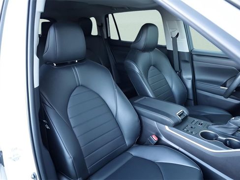 Certified 2023 Toyota Highlander XLE image 15