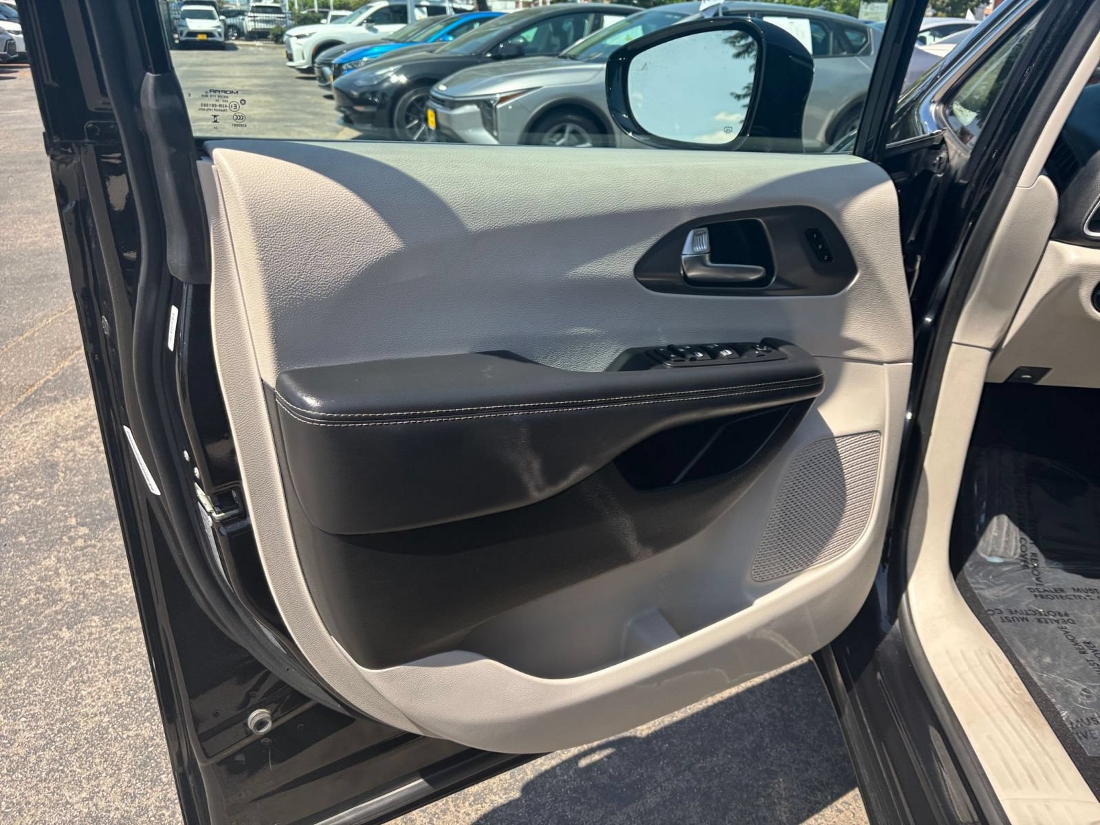 Used 2024 Chrysler Pacifica Touring-L FWD image 18