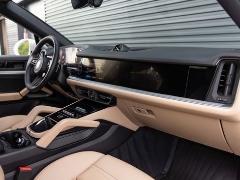Certified 2025 Porsche Cayenne Coupe AWD/4WD image 36