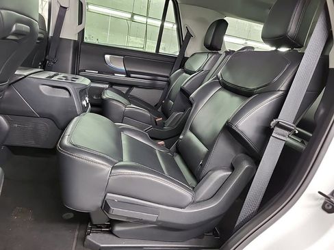 Used 2025 Ford Expedition Platinum image 10