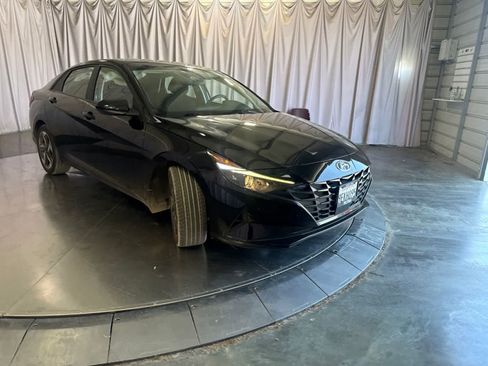 Used 2023 Hyundai Elantra SEL w/ Convenience Package FWD image 3