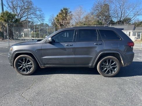 Used 2021 Jeep Grand Cherokee Laredo X image 2