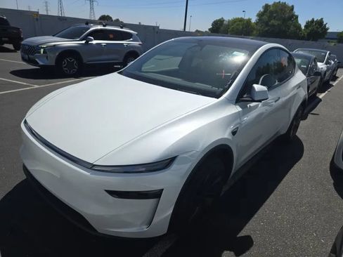 Used 2026 Tesla Model Y 2WD image 5
