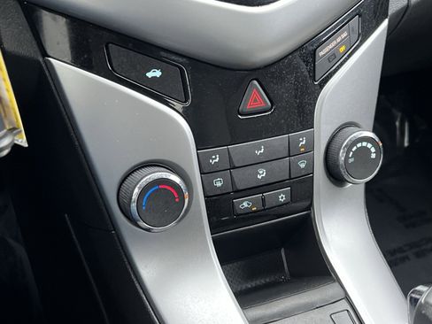 Used 2016 Chevrolet Cruze LT w/ Technology Package image 19