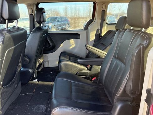 Used 2016 Chrysler Town & Country Touring image 14