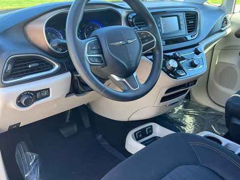 Used 2017 Chrysler Pacifica Touring FWD image 16