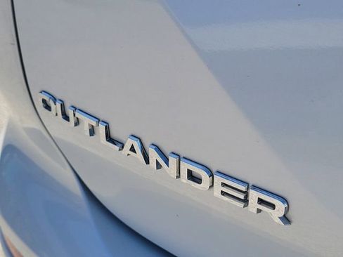Used 2024 Mitsubishi Outlander SE image 9