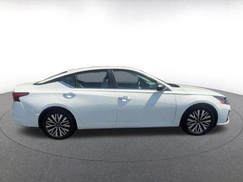 Used 2025 Nissan Altima 2.5 SV FWD image 16