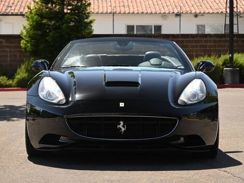 Used 2010 Ferrari California RWD image 3