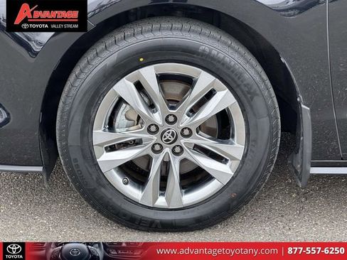Used 2023 Toyota Sienna Limited image 7